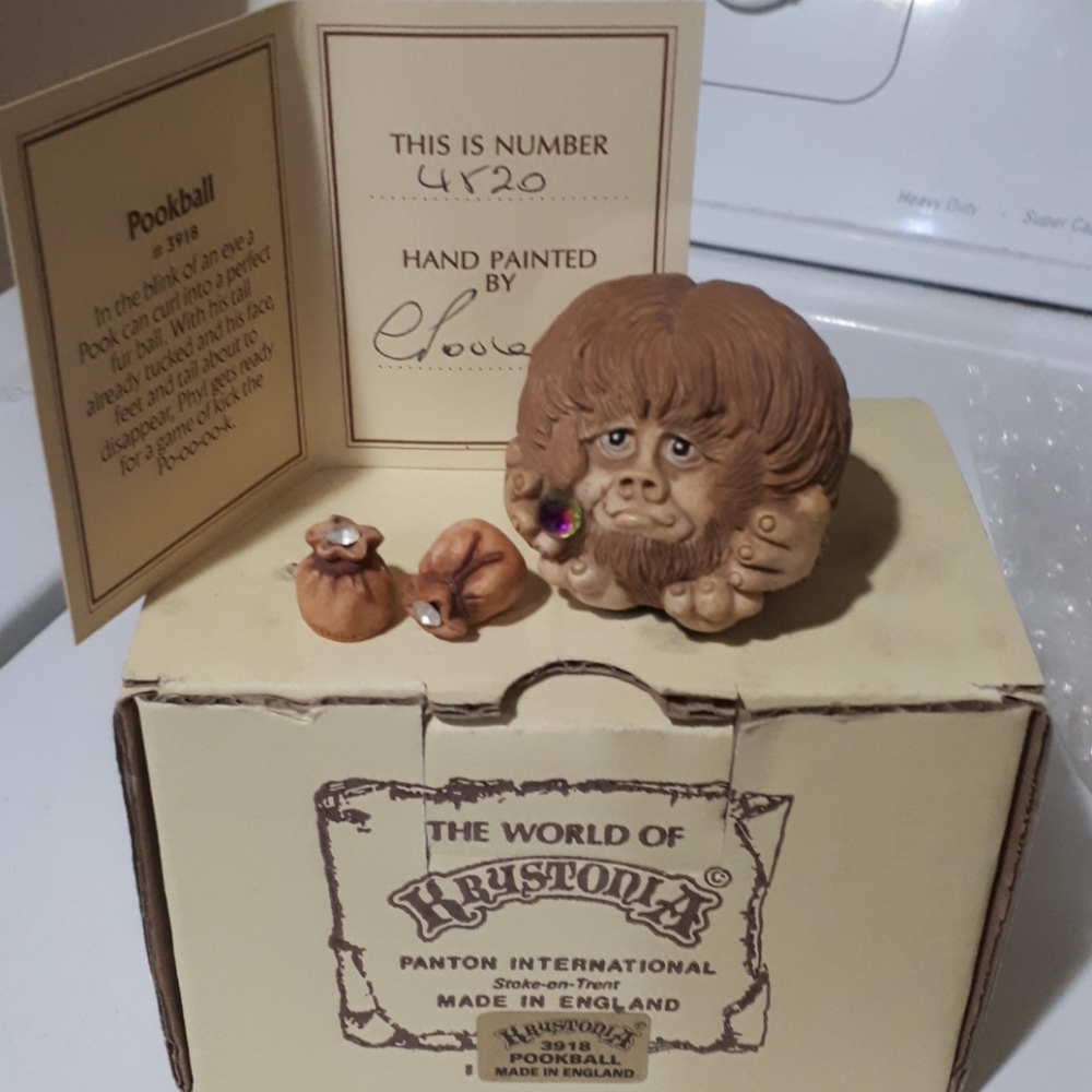 KRYSTONIA figurine "pookball"